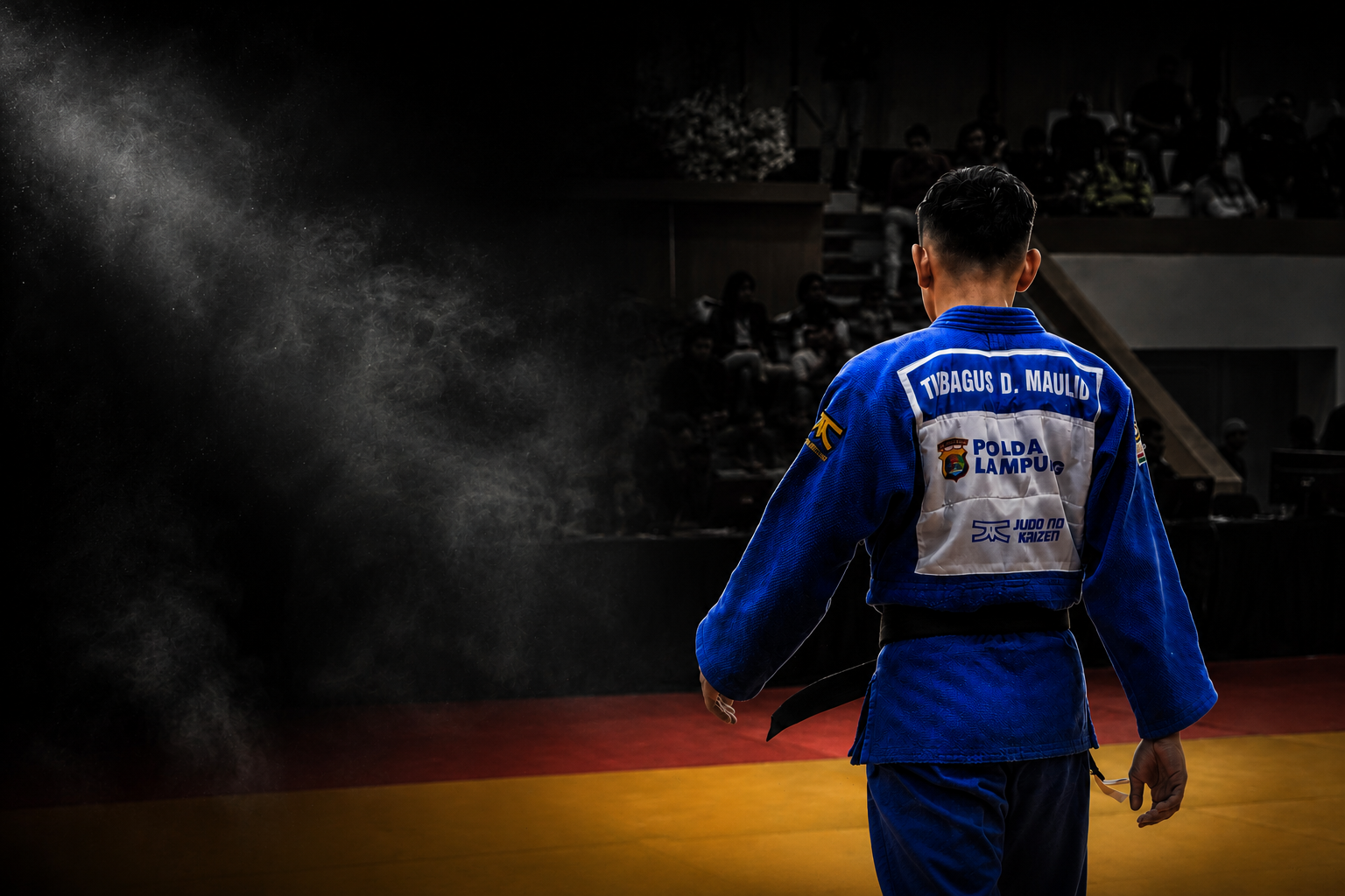 Atlet Judo No Kaizen di hari pertandingan, banner tim JNK