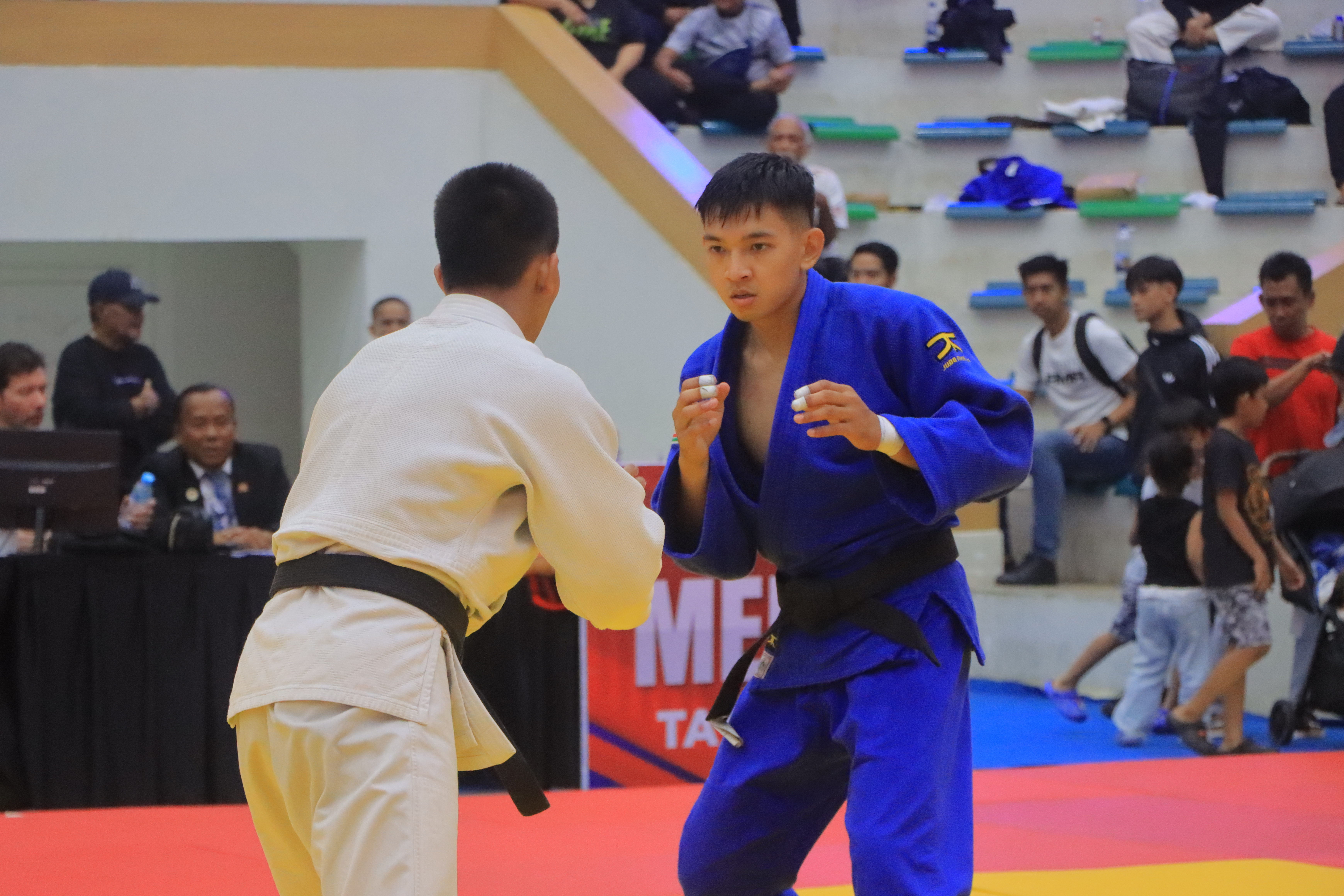 Suasana pertandingan di Tatami 3 dengan tim medis siaga